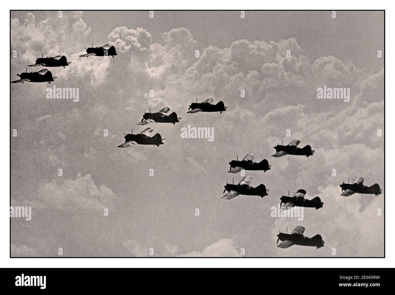 WW2 Archive amerikanische Kampfflugzeuge über Malaya amerikanische Kampfflugzeuge sind in Malaya angekommen und die Montage wurde mit hoher Geschwindigkeit fortgesetzt und dies sind erste Fotos von Brewster Buffalo Kämpfern, die in Formation in Malaya fliegen. Amerikanische Kampfflugzeuge über Malaya. Anbieter Namen Vereinigte Staaten. Büro für Notfallmanagement. [1941 oder 1942] Weltkrieg, 1939-1945--Luftoperationen--amerikanisch--Malaysia--Malaya - Buffalo (Jagdflugzeug)--1940-1950 - Jagdflugzeuge--amerikanisch--Malaysia--Malaya--1940-1950 Luftaufnahmen- Stockfoto