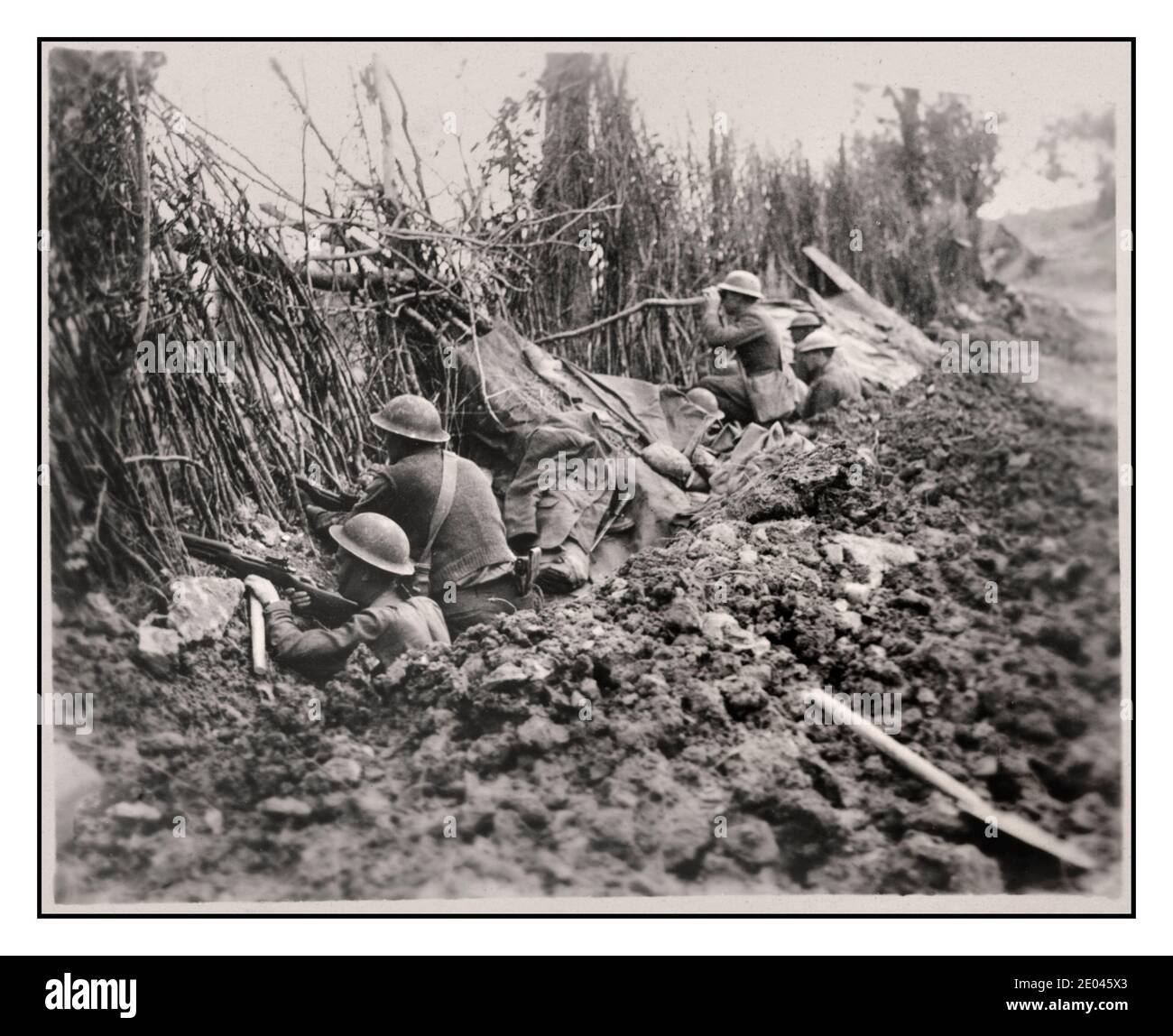 1. Weltkrieg: Schützengräben der amerikanischen Expeditionskräfte Mitglieder des 132. Inf., 33. Div., an der Westfront Frontliniengrabens unter Ausnutzung der Tarnung der Deutschen beträgt die deutsche Linie etwa 1200 Meter. Von diesem Punkt an liegt die Maas dazwischen. Forge, Meuse, Frankreich Vereinigte Staaten. Armee. Signal Corps, Fotograf 3. Oktober 1918 - Soldaten--Amerikaner--Frankreich--Meuse--1910 -1920 Tarnmuster Stockfoto