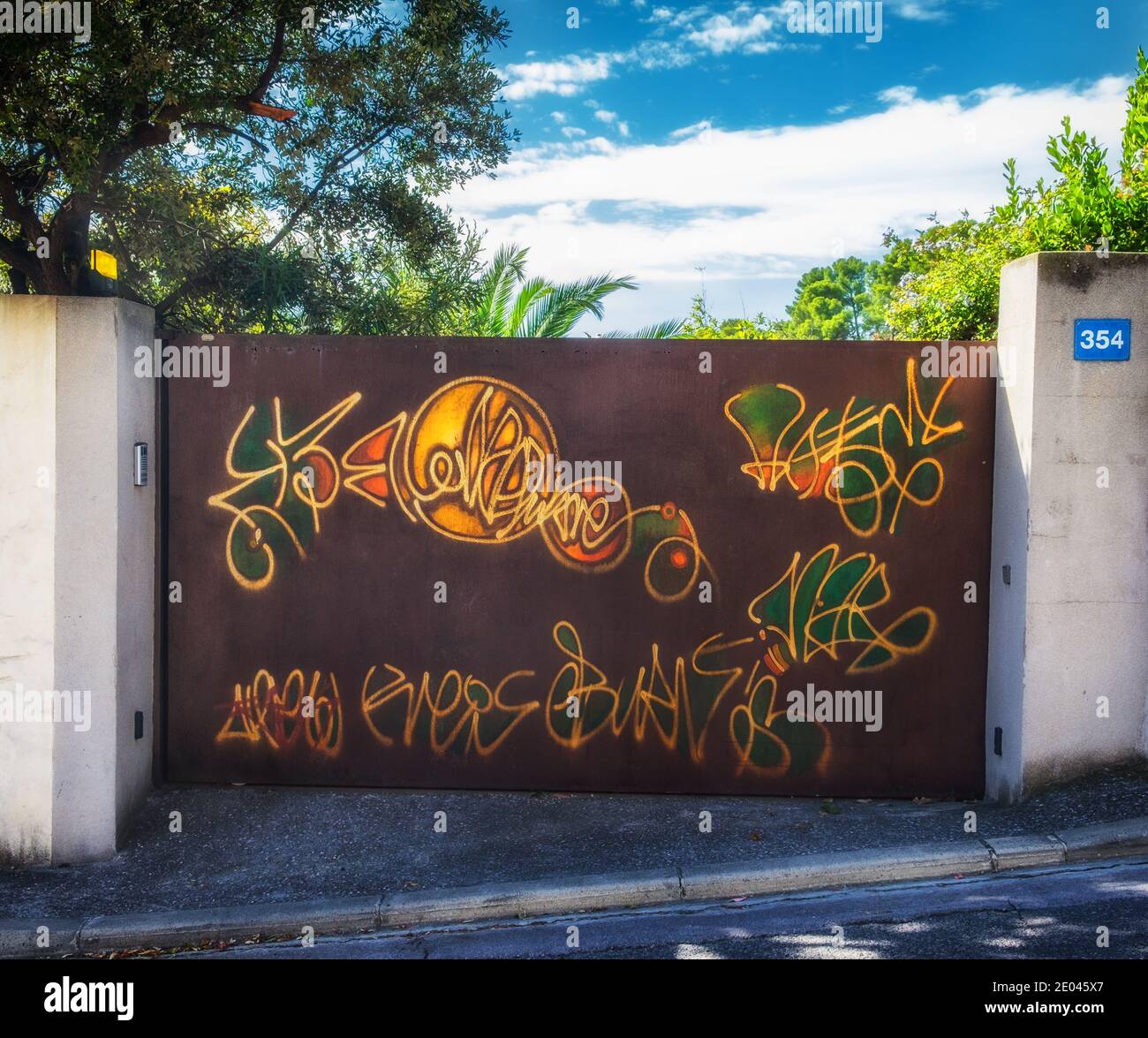 Marseille, Frankreich, Oktober 2020, Blick auf ein metallisches rostiges Tor mit Graffiti Stockfoto