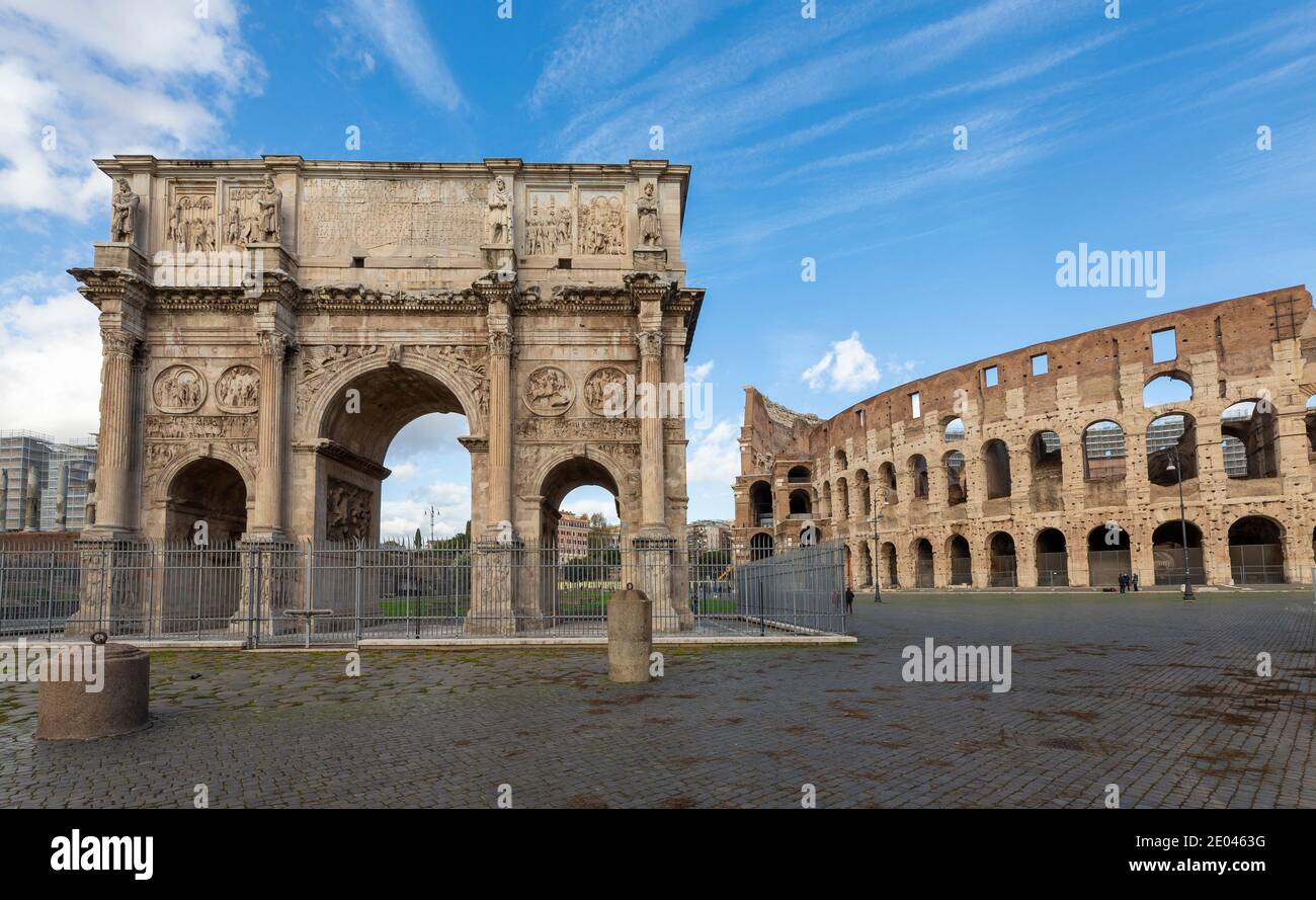 Blick auf den Konstantinsbogen mit dem Kolosseum im Hintergrund. Stockfoto