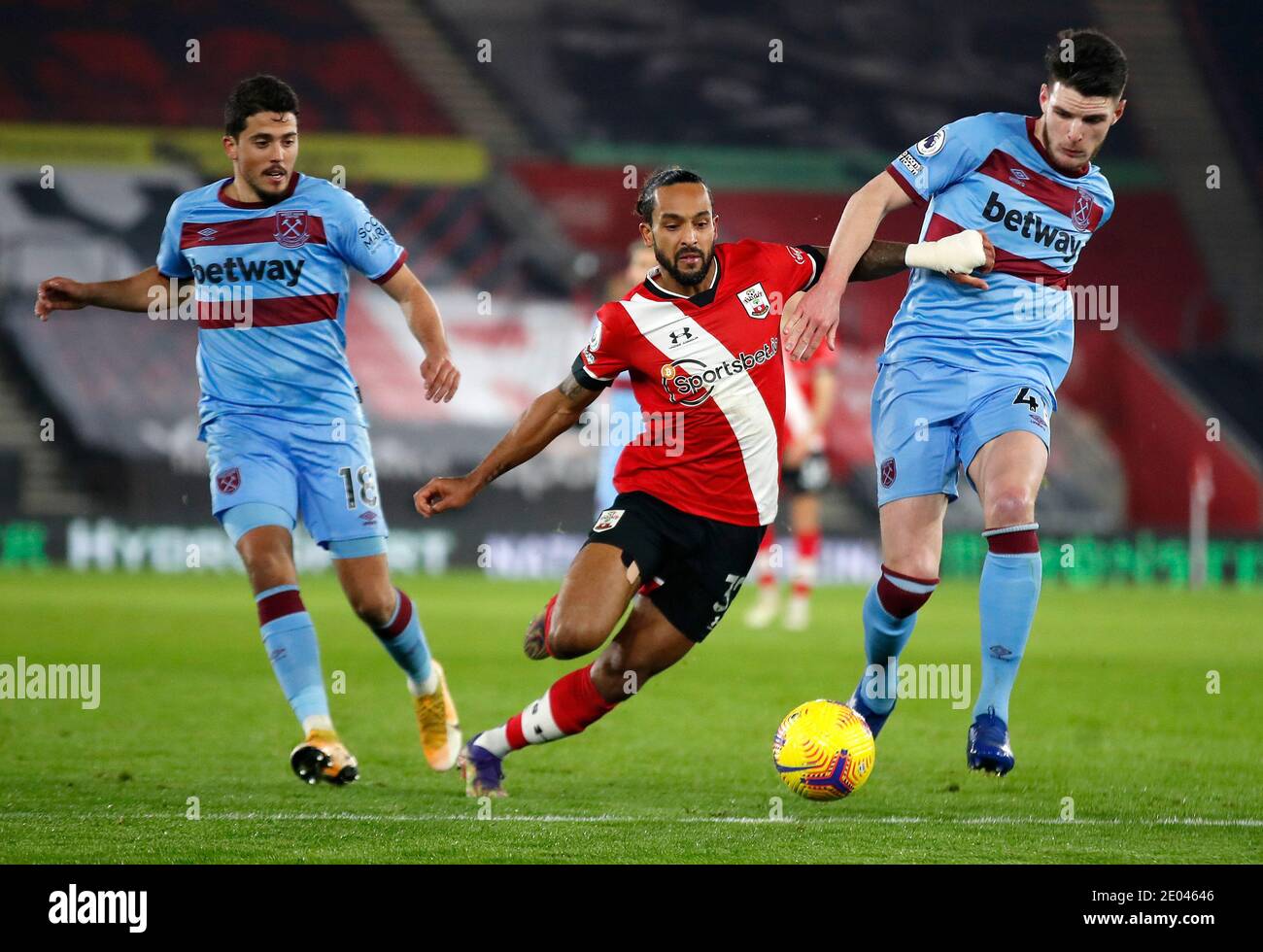 Southampton's Theo Walcott (Mitte) kämpft mit West Ham United's Pablo Fornals (links) und Declan Rice während des Premier League Spiels im St Mary's Stadium, Southampton um den Ball. Stockfoto