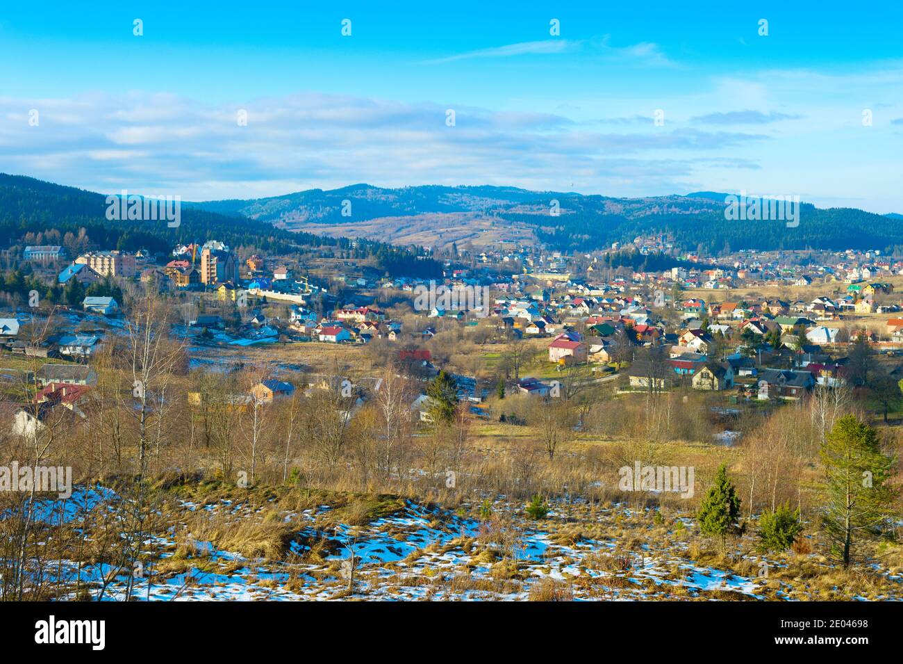 Winterlandschaft mit Karpaten Bergdorf. Schidnyzya, Ukraine Stockfoto