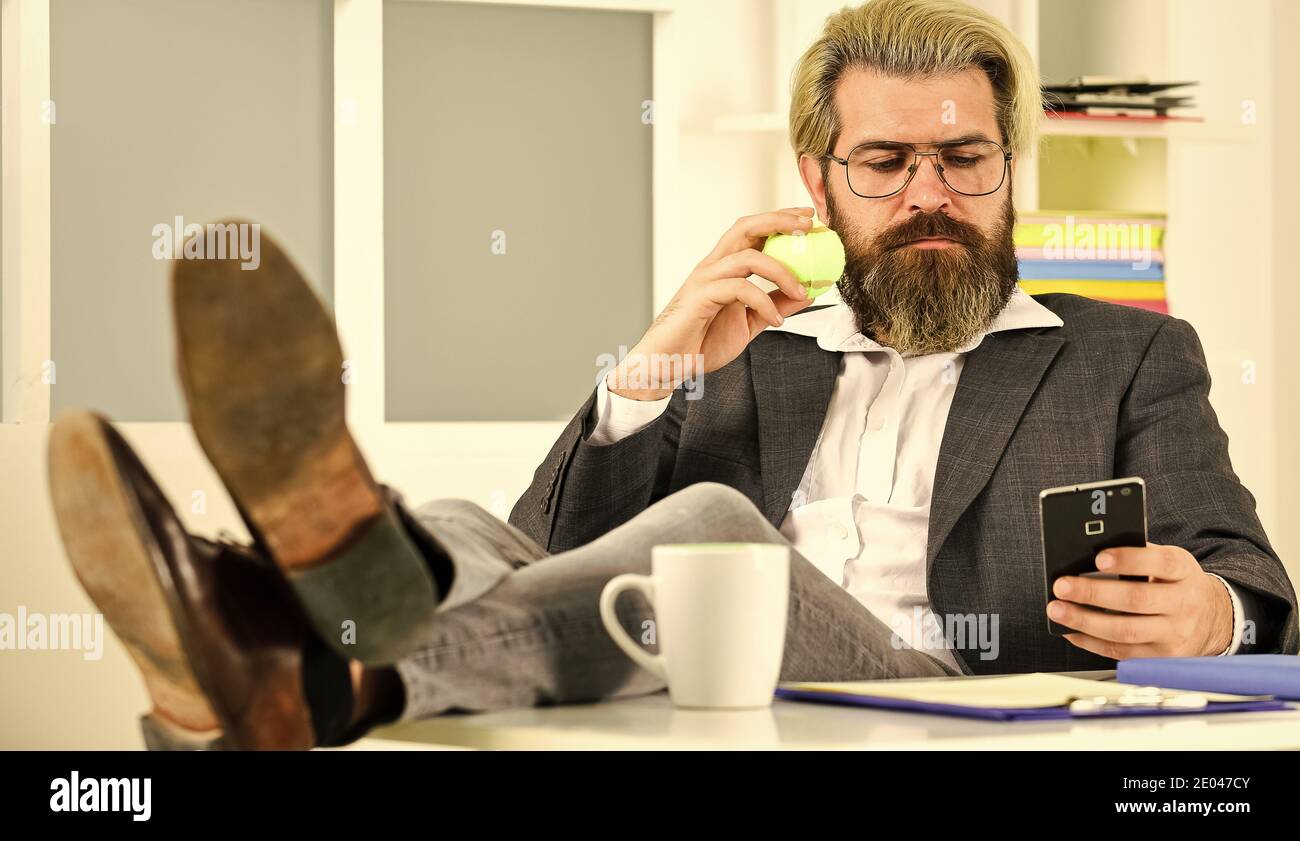 Milliardär. Wir spielen Tischtennis Tischtennis im Büro. Lifestyle und Ruhe. Mann im Büro halten Tennisball. Spielen mit Tennisball während der Arbeit im Büro Aufwärmen und trainieren bei der Arbeit im Büro. Stockfoto