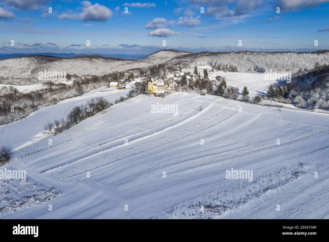 Winterlandschaft, schneebedeckte Felder und Dorf in Samoborsko gorje Stockfoto