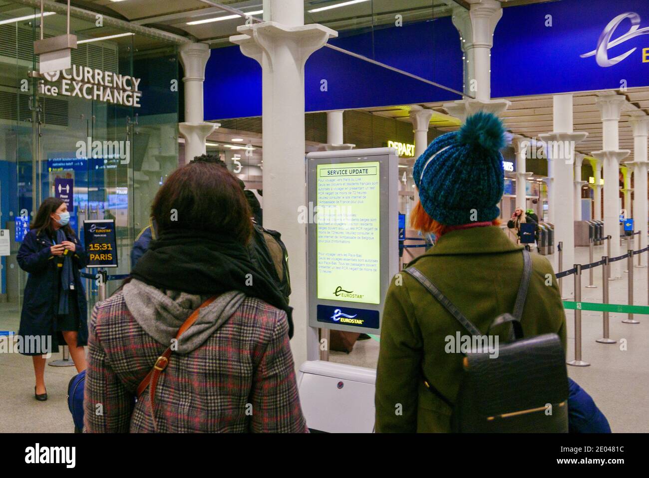 Zwei Frauen hören Eurostar-Mitarbeitern zu, die negative covid-19 PCR-Einreisebestimmungen für Reisen mit dem Eurostar erklären. Die Länder haben ihre Grenzen geschlossen oder strenge Einreisebestimmungen eingeführt, um die Ausbreitung des Coronavirus zu kontrollieren. Stockfoto