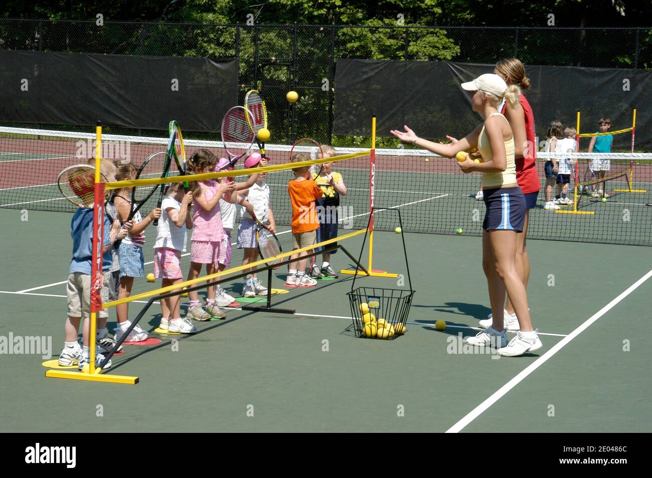 Tennisstunden werden von einer lokalen Gemeinde zur Verfügung gestellt, um zu helfen Kinder lernten das Tennisspiel Stockfoto