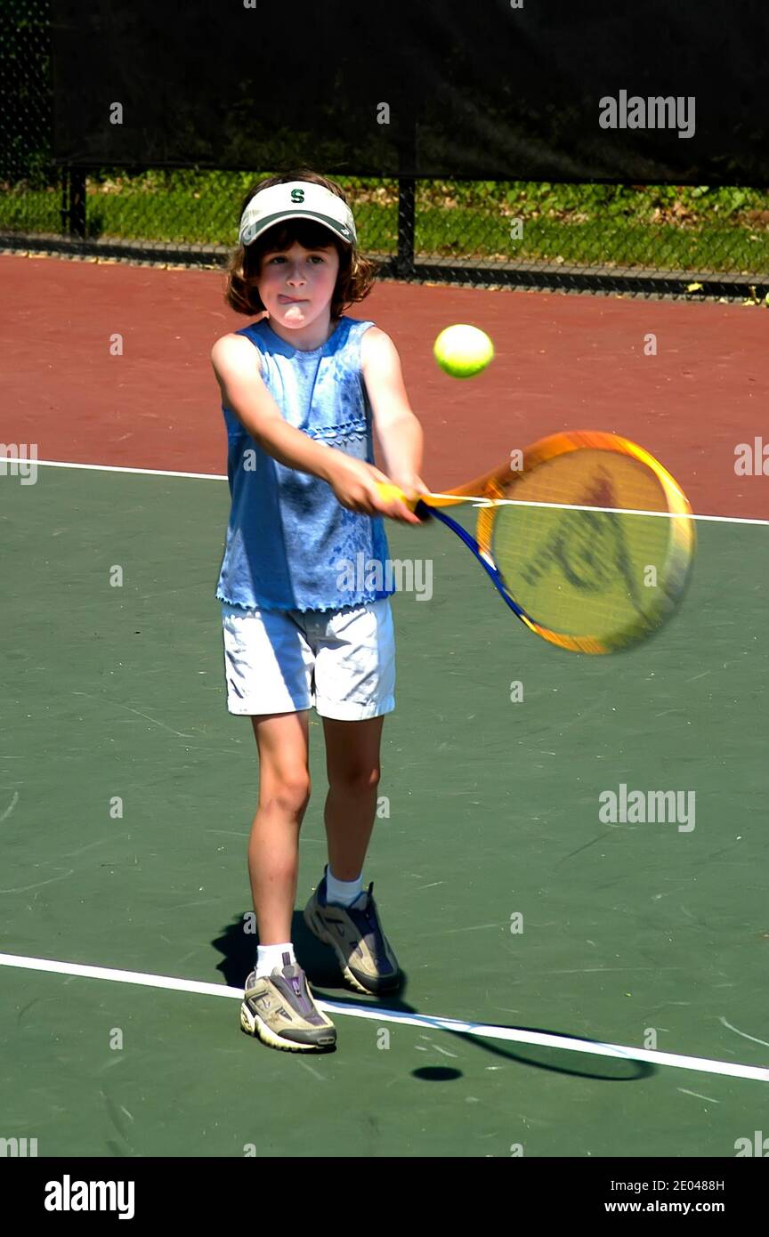 Tennisstunden werden von einer lokalen Gemeinde zur Verfügung gestellt, um zu helfen Kinder lernten das Tennisspiel Stockfoto