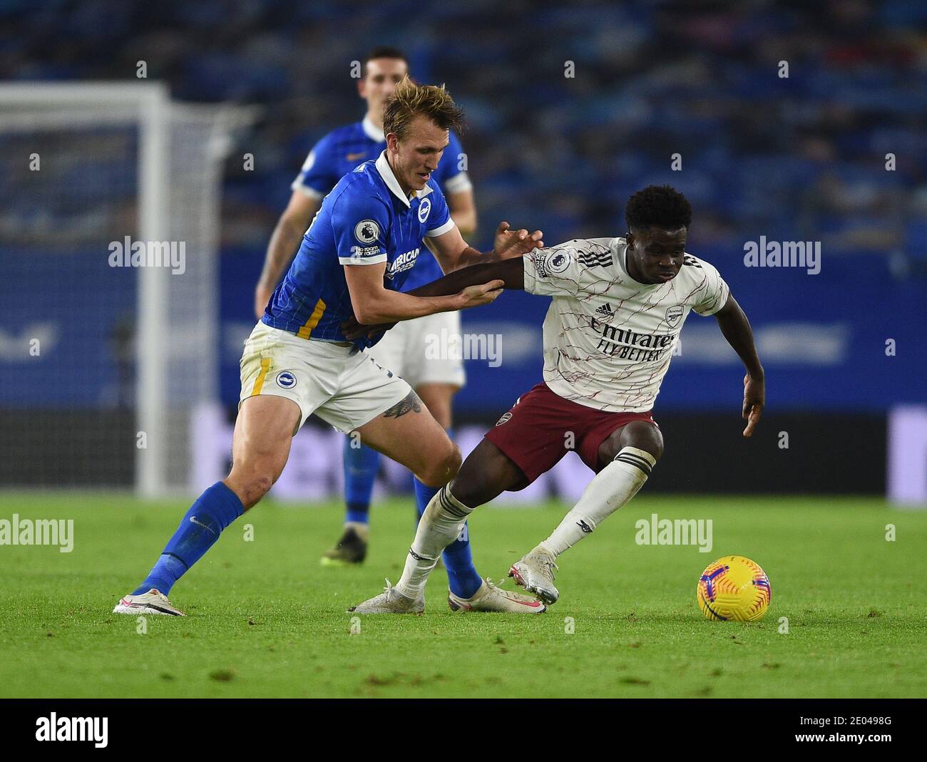 Brighton und Hove, Großbritannien. Dezember 2020. Arsenals Bukayo Saka wendet sich von Brighton und Hove Albions Dan Burn ab und geht auf einen Lauf, der das erste Tor während des Premier League-Spiels im American Express Community Stadium, Brighton und Hove schafft Bild von Daniel Hambury/Focus Images/Sipa USA 29/12/2020 Quelle: SIPA USA/Alamy Live News Stockfoto