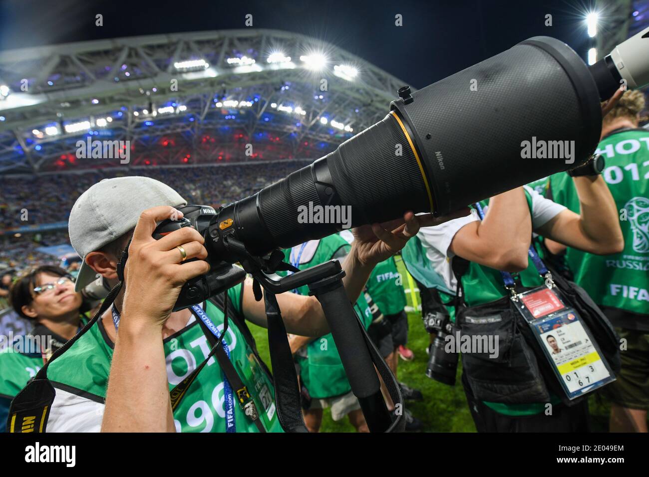 SOTSCHI, RUSSLAND-23. JUNI 2018 Fotojournalist fotografiert eine Tribüne vor dem Fußballspiel der russischen Fußball-Gruppe F 2018 zwischen Deutschland und Swed Stockfoto