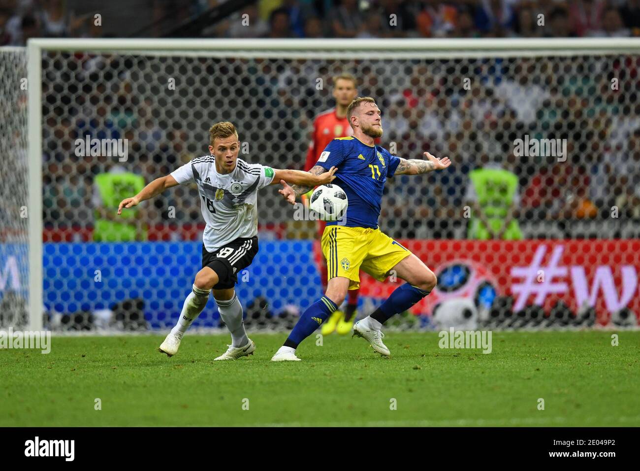 SOTSCHI, RUSSLAND-23 JUNI 2018 Joshua Kimmich (L) aus Deutschland gegen Viktor Claesson aus Schweden während der Russland 2018 World Cup Gruppe F Fußballspiel zwischen Stockfoto