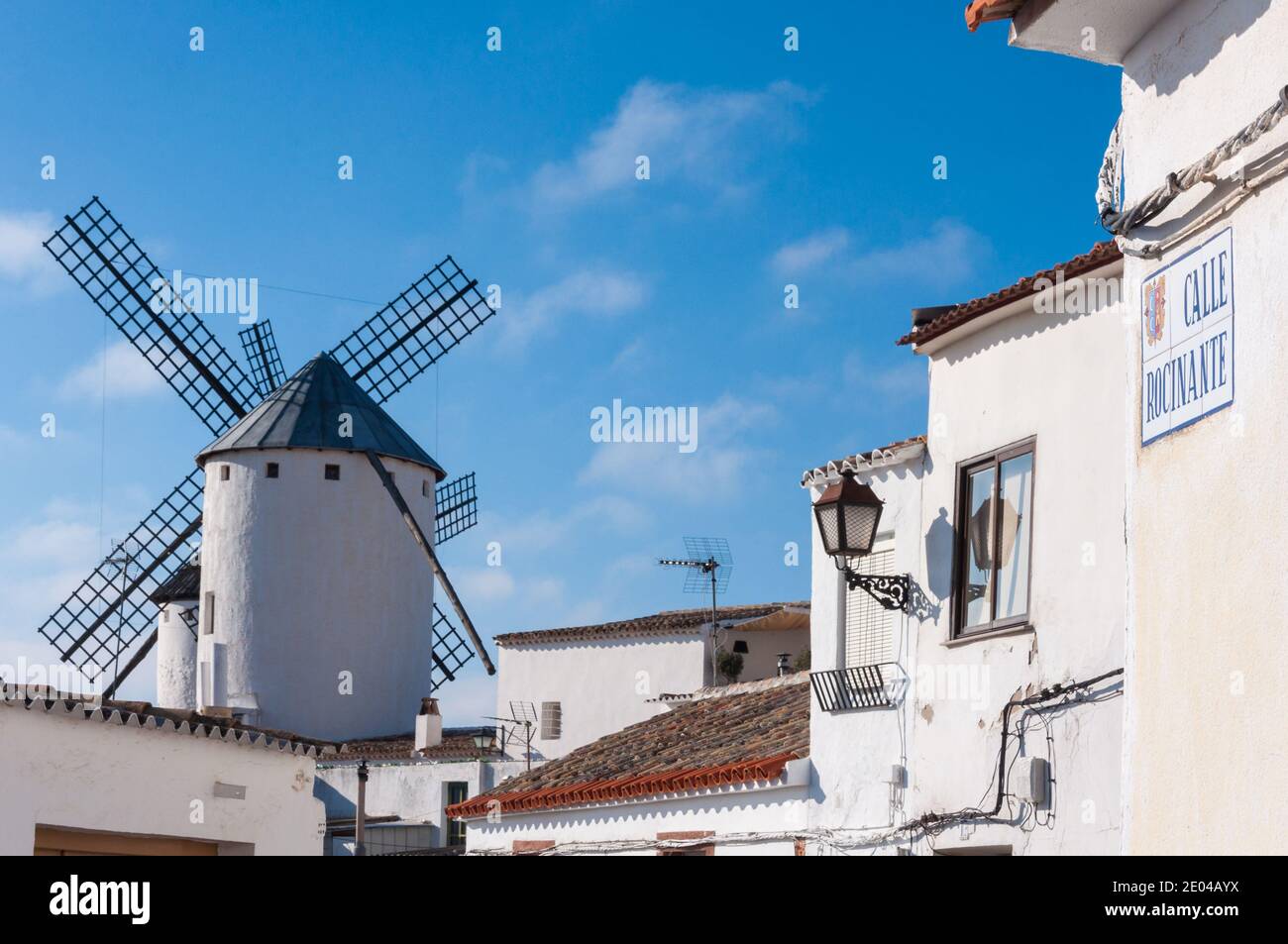Campo de Criptana Stadtbild mit Windmühlen im Hintergrund. La Mancha, Spanien Stockfoto
