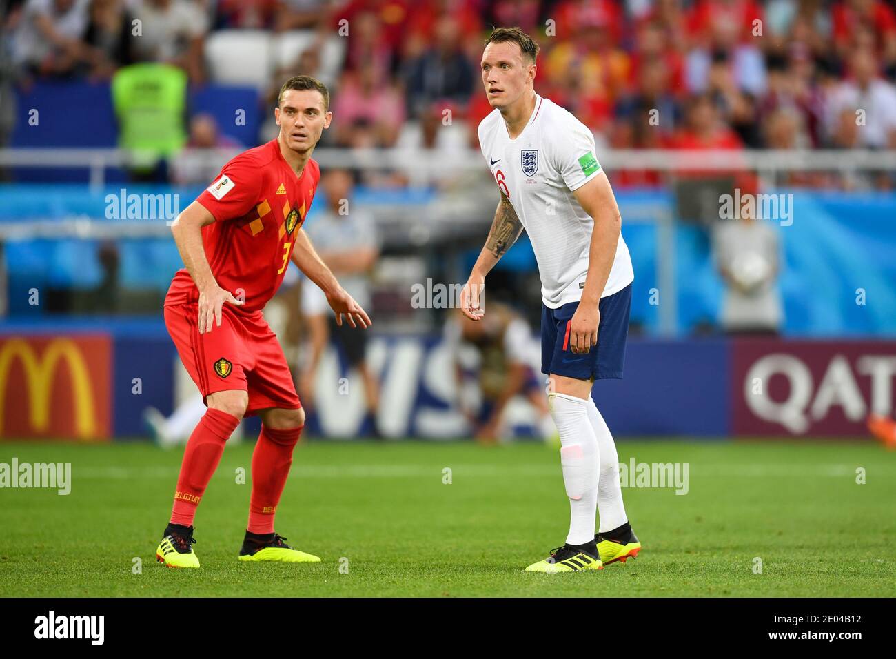 KALININGRAD, RUSSLAND 28. Juni 2018 Thomas Vermaelen (L) aus Belgien gegen Phil Jones aus England während des 2018 FIFA Fußball-Weltmeisterschaft Russland Gruppe G Spiel dazwischen Stockfoto