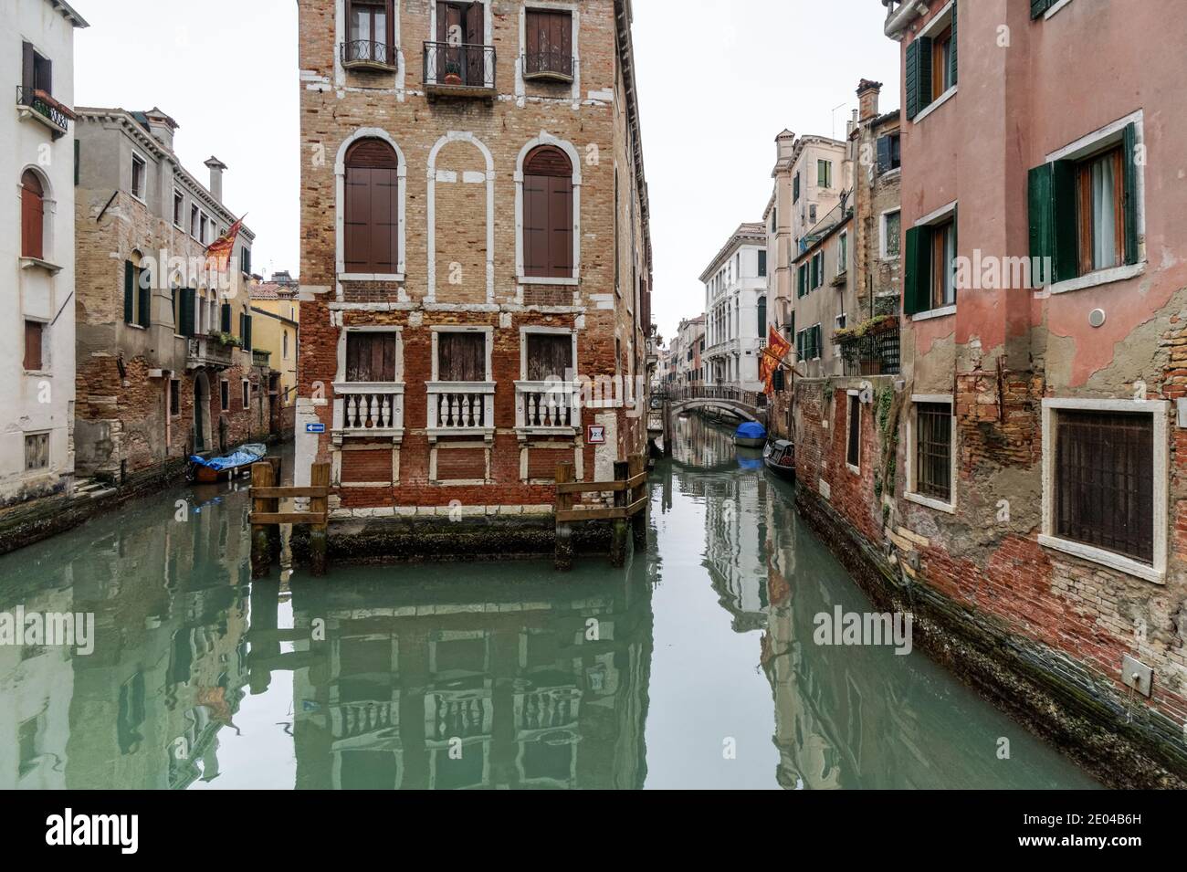 Alte traditionelle venezianische Gebäude am rio di San Giovanni Laterano Kanal in der Sestiere von Castello, Venedig, Italien Stockfoto