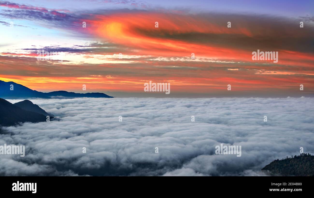 Blick auf die Himalaya-Berge Sonnenuntergangslandschaft in Romanila Dande liegt auf der Trekkingroute zum Mera-Gipfel in Nepal. Stockfoto