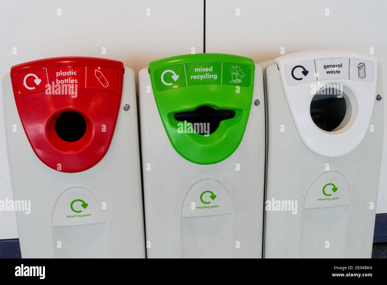 Rot für Kunststoffflaschen, grün für gemischte Wiederverwertung und weiß für allgemeine Abfälle, Recycling-Behälter Stockfoto