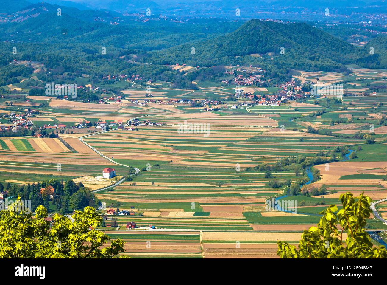 Hrvatsko Zagorje. Luftaufnahme des Bednja Flusstals und der Burg Bela. Natur unter Ivanscica Berg, Kroatien Stockfoto