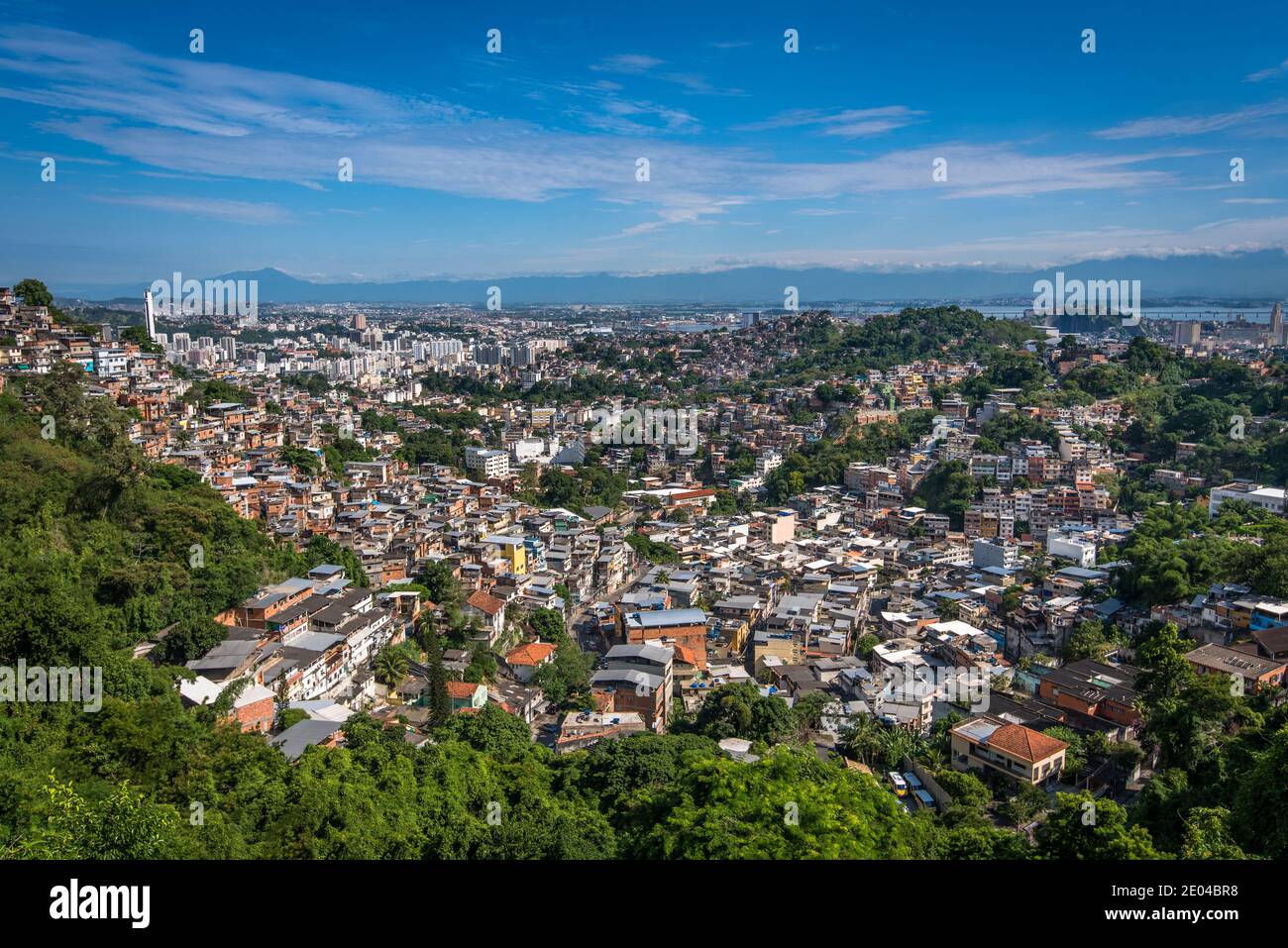 Luftaufnahme der Slums von Rio de Janeiro auf den Hügeln Stockfoto