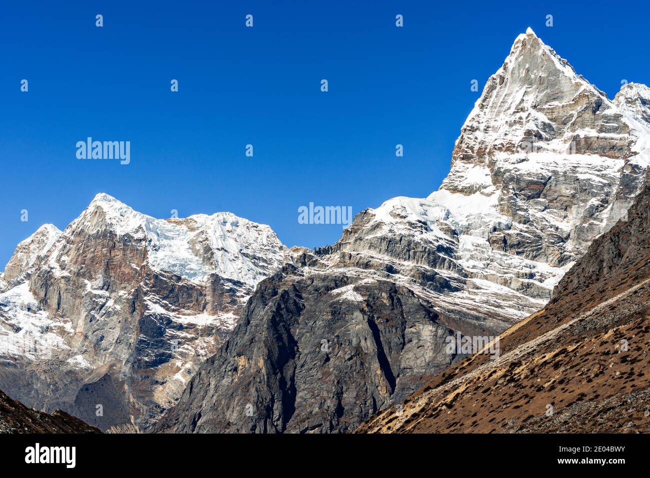 Blick auf die Landschaft bei Khare auf der Trekkingroute zum Mera Peak. Stockfoto