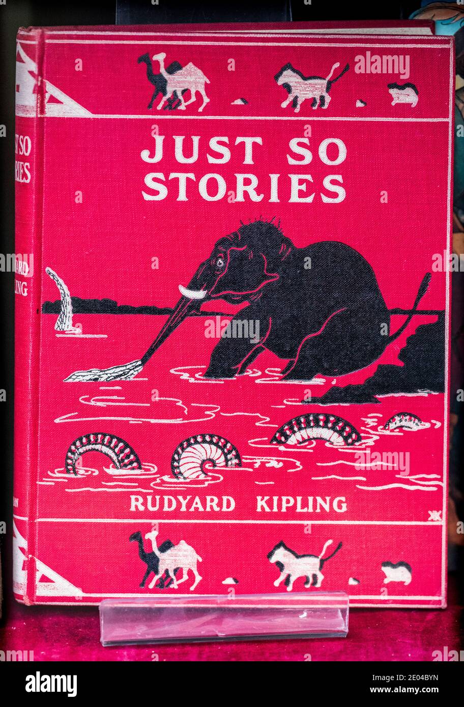 Vintage Just so Stories Buch von Rudyard Kipling. Macmillan 1902 Ausgabe in einem Vintage-Buchladen-Fenster. Stockfoto