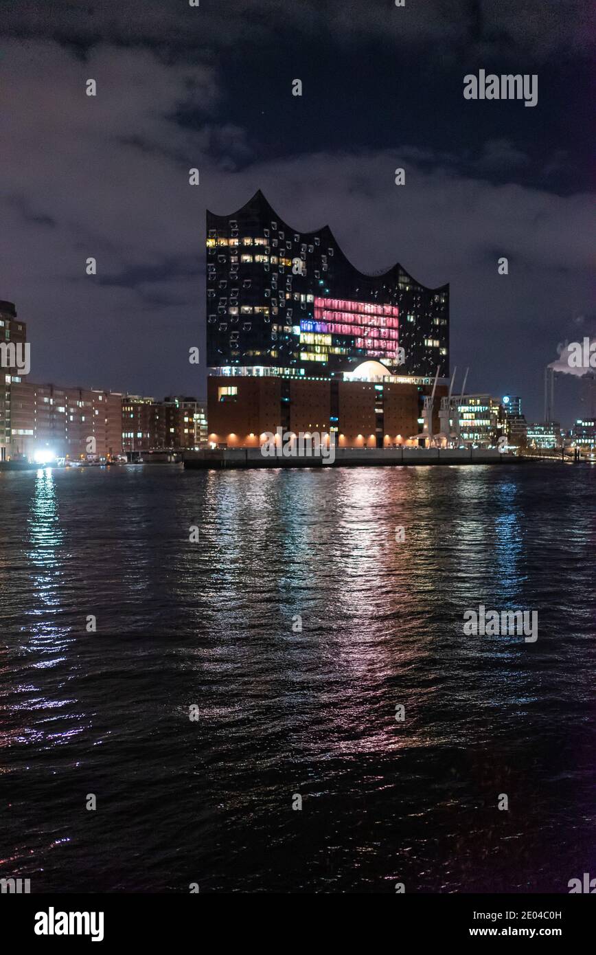 Schöner Hamburger Hafen mit Elbphilharmonie Konzertsaal bei Nacht - HAMBURG, DEUTSCHLAND - 25. DEZEMBER 2020 Stockfoto