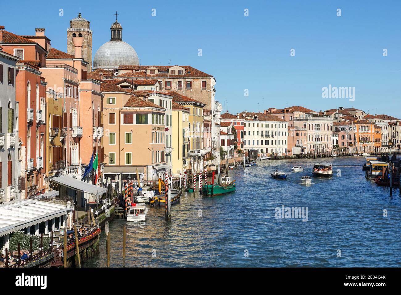 Alte traditionelle venezianische Gebäude am Canal Grande in Venedig von Ponte degli Scalzi, Italien aus gesehen Stockfoto