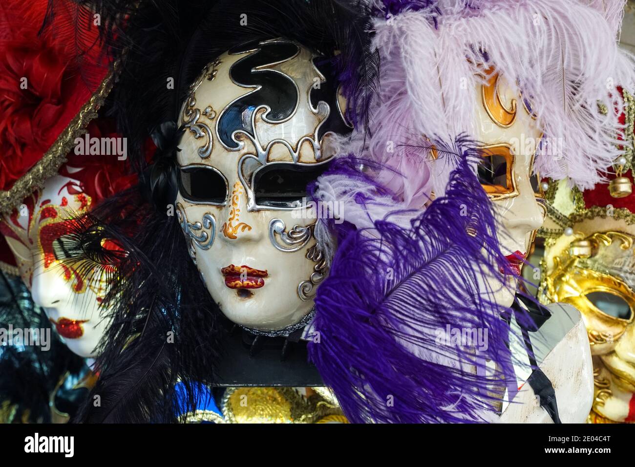 Karnevalsmaske auf dem Display in Souvenirshop in Venedig während Karneval von Venedig, Italien Stockfoto
