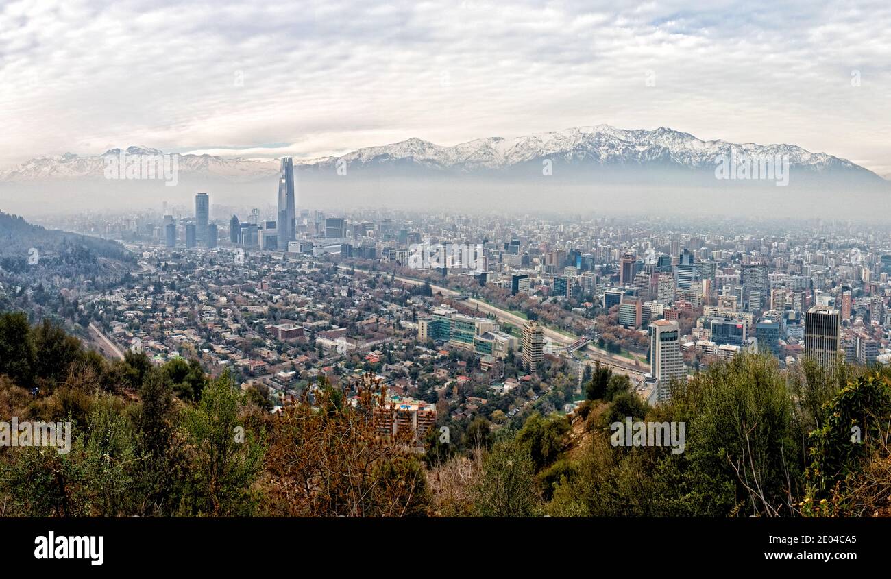 Blick auf Santiago vom San Cristóbal Hügel (Cerro San Cristóbal), Santiago, Chile Stockfoto