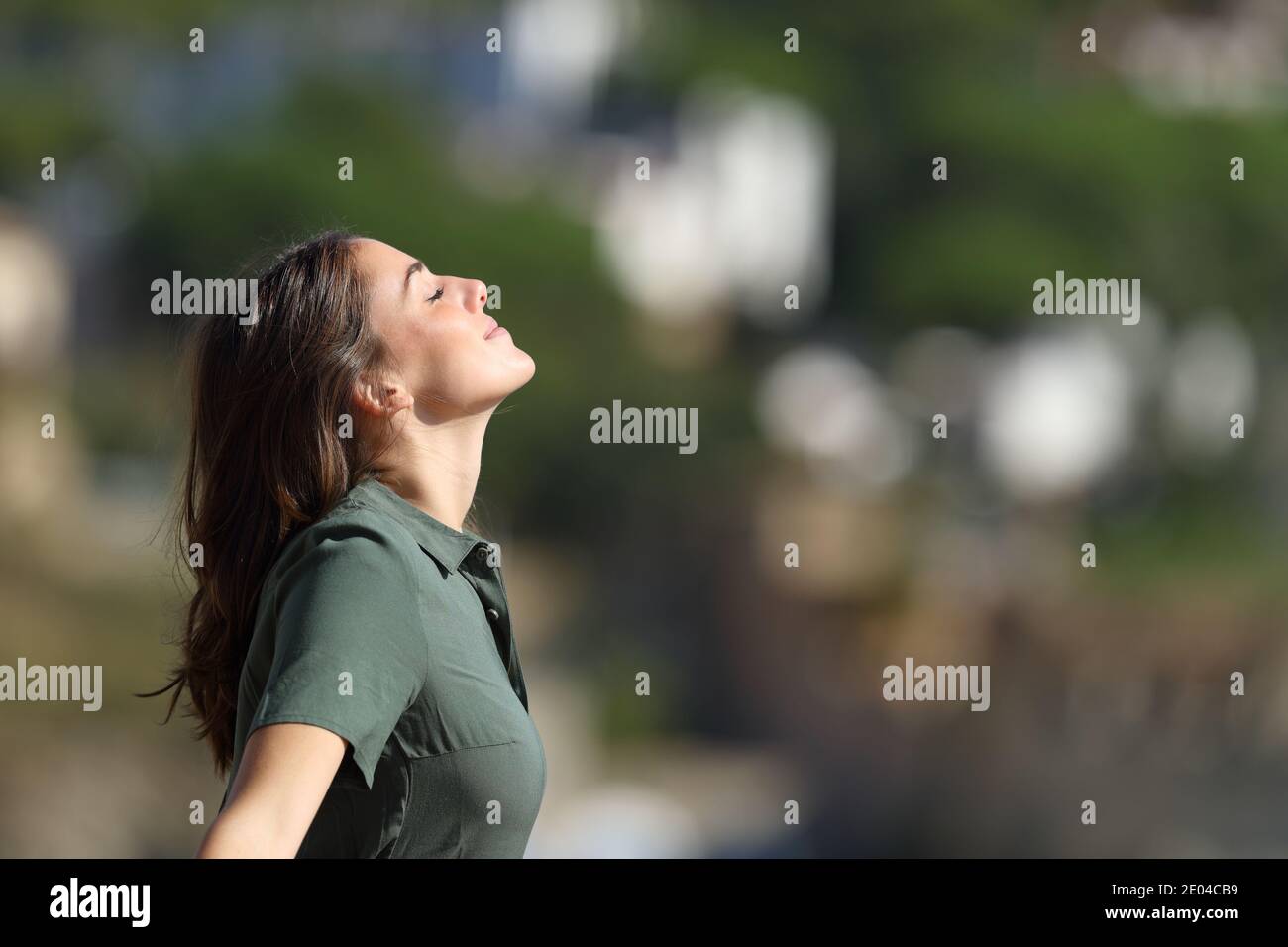 Profil einer Frau atmen frische Luft im Freien in einem Bergstadt Stockfoto