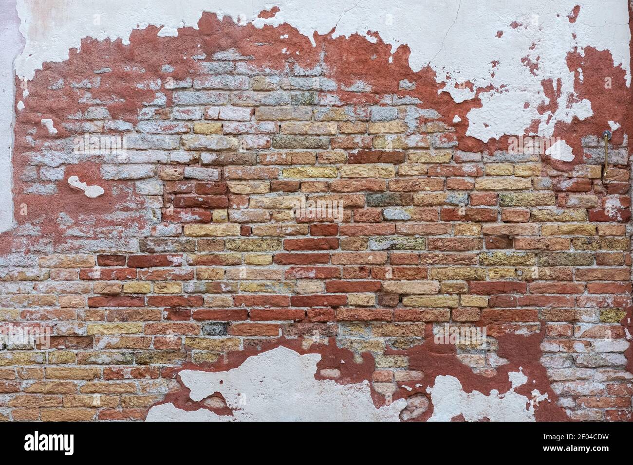 Alte rote und gelbe Ziegel an der Wand Textur mit Putze und Farbe Stockfoto