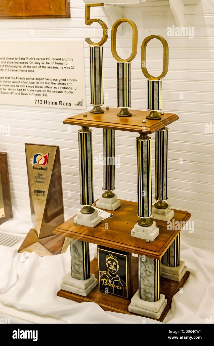 Das Hank Aaron Childhood Home and Museum zeigt Erinnerungsstücke aus dem Leben des Baseballspielers, darunter eine Trophäe für seinen 500. Heimlauf. Stockfoto