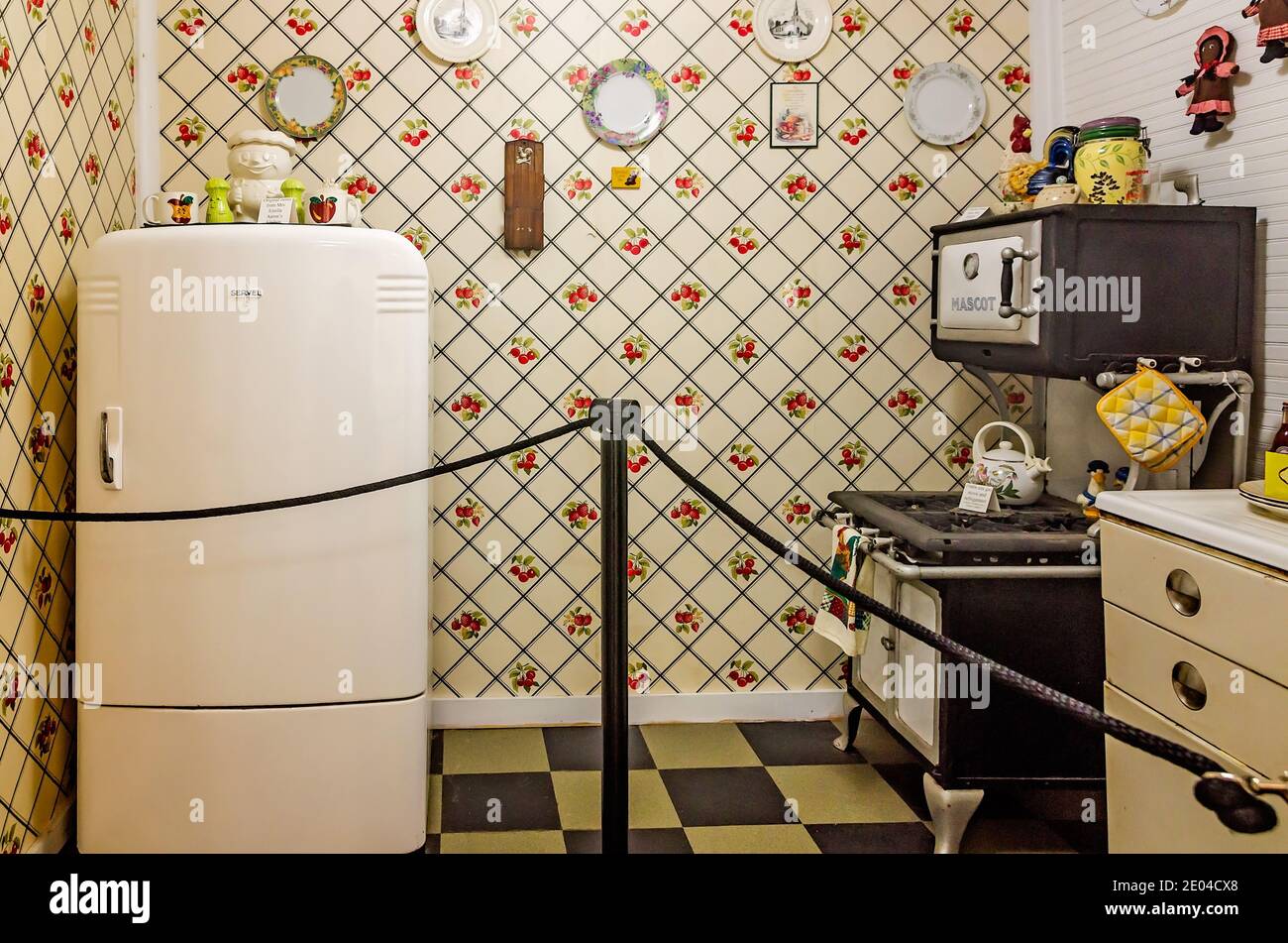 Eine Küche aus den 1940er Jahren wird im Hank Aaron Childhood Home and Museum, 23. August 2017, in Mobile, Alabama, ausgestellt. Stockfoto