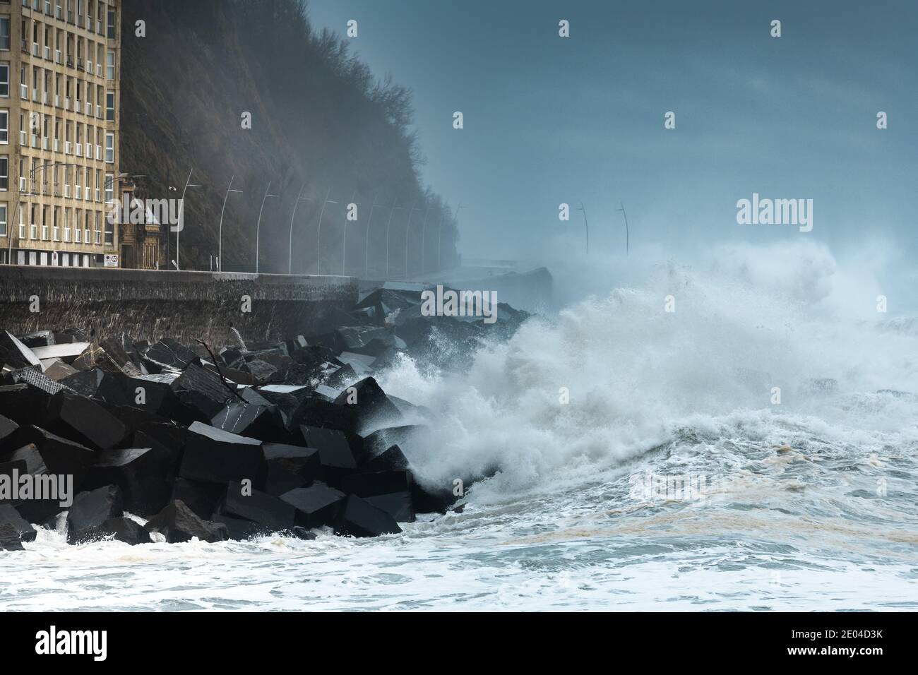 Wellen brechen auf der Neuen Promenade von San Sebastian während des Sturms Bella, Spanien Stockfoto