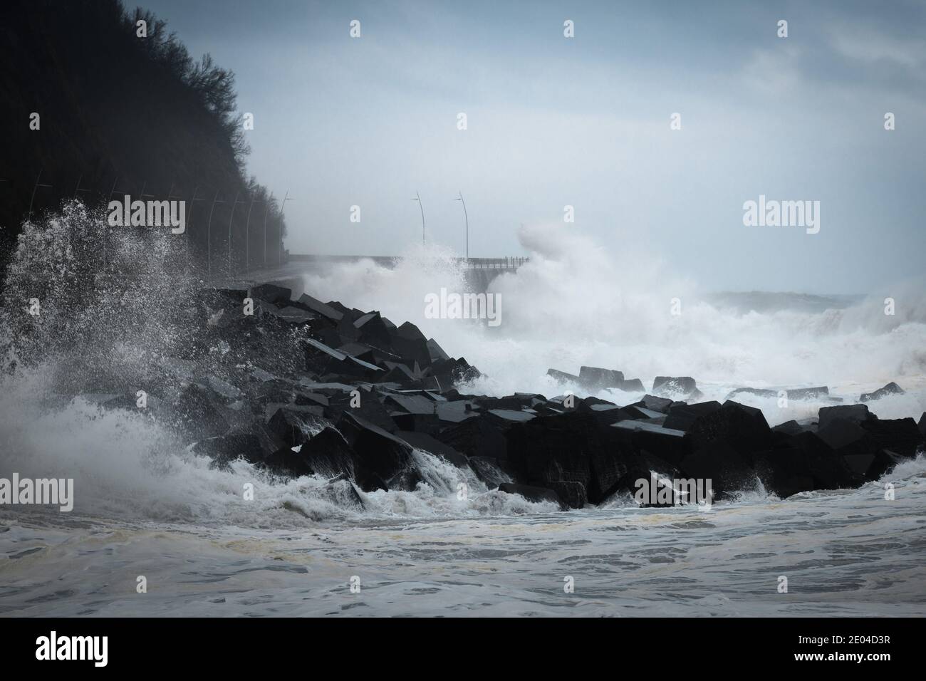 Wellen brechen auf der Neuen Promenade von San Sebastian während des Sturms Bella, Spanien Stockfoto