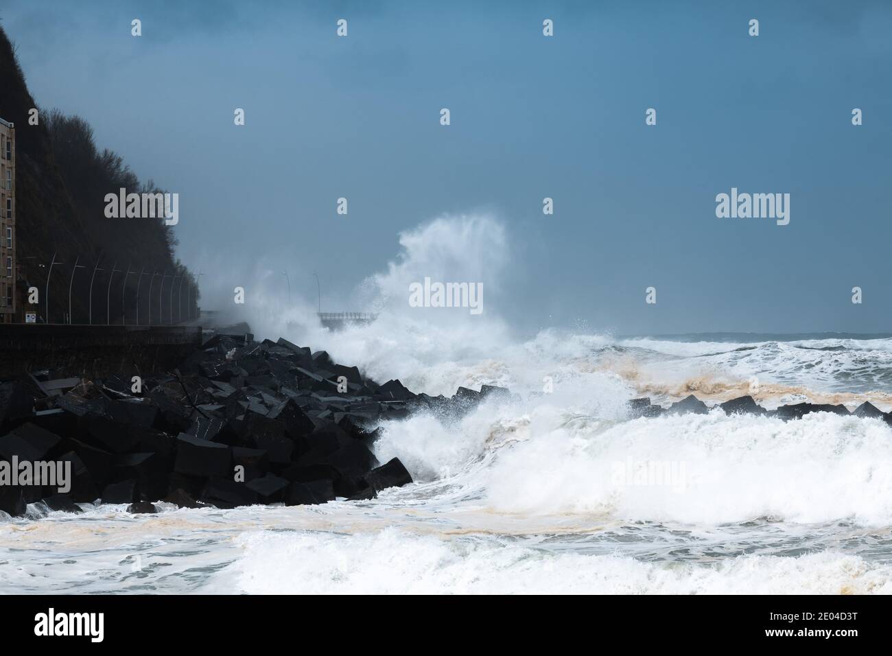 Wellen brechen auf der Neuen Promenade von San Sebastian während des Sturms Bella, Spanien Stockfoto