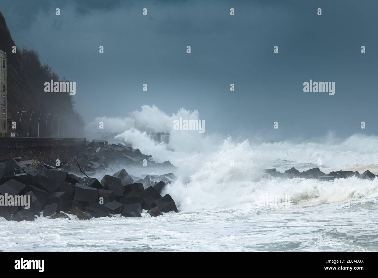 Wellen brechen auf der Neuen Promenade von San Sebastian während des Sturms Bella, Spanien Stockfoto