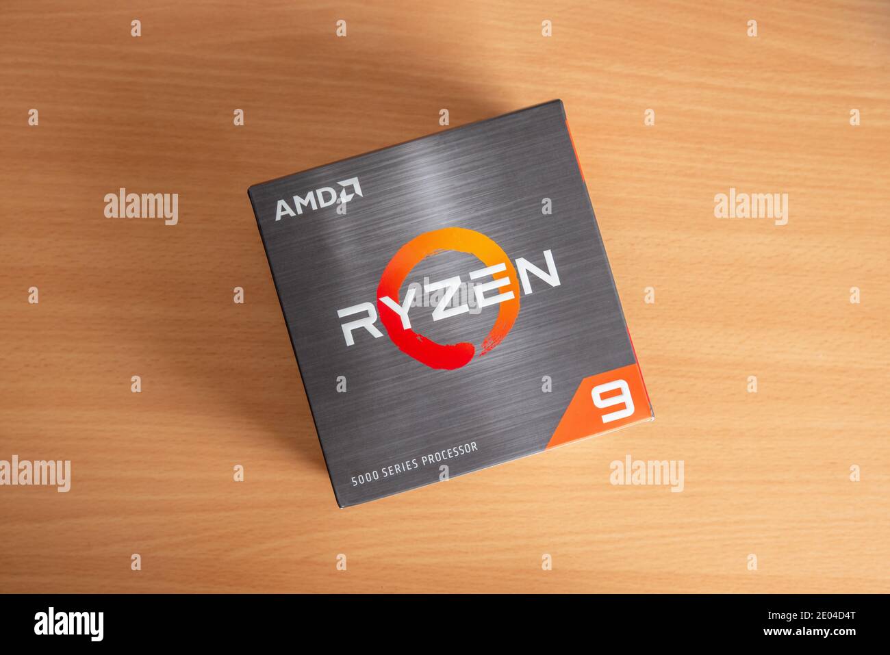 Sarajevo, Bosnien und Herzegowina - 29. Dezember 2020: Neue AMD Ryzen 9 5900x Prozessor-Box der fünften Generation auf dem Tisch Stockfoto