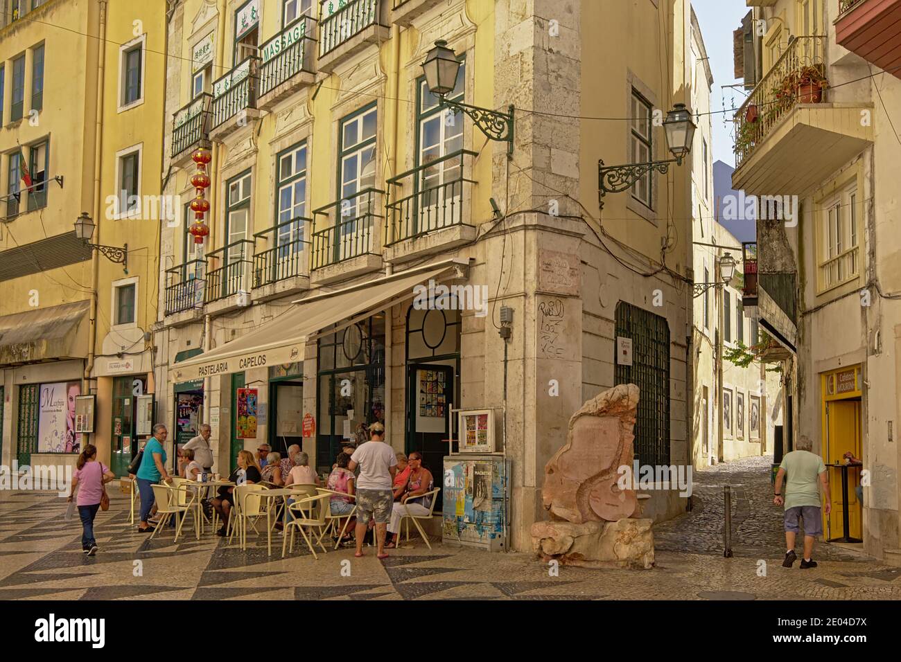 Terrasse in den Straßen des Baixa Chiado Viertels, Lissabon Stockfoto