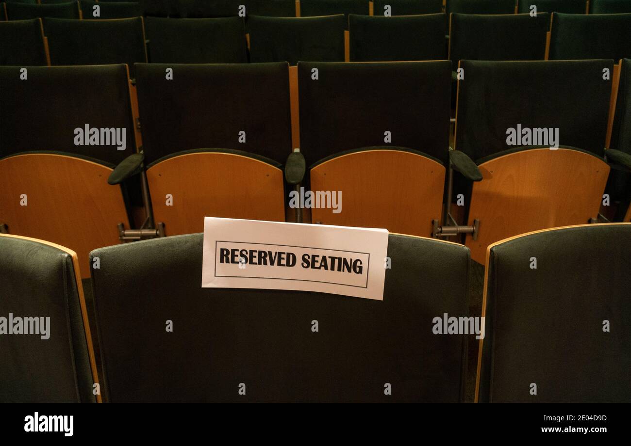 Reservierte Sitzplatzschilder auf leeren Theaterstühlen in Brooklyn NYC Stockfoto