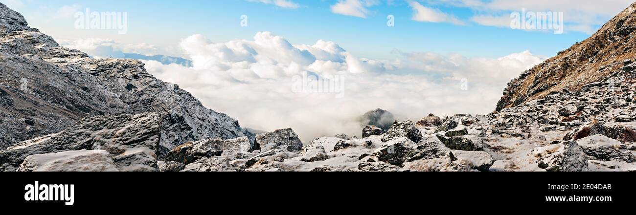 Blick auf die Himalaya-Berglandschaft auf der Trekkingroute von Khotey nach Panch Pokhari in Nepal. Stockfoto