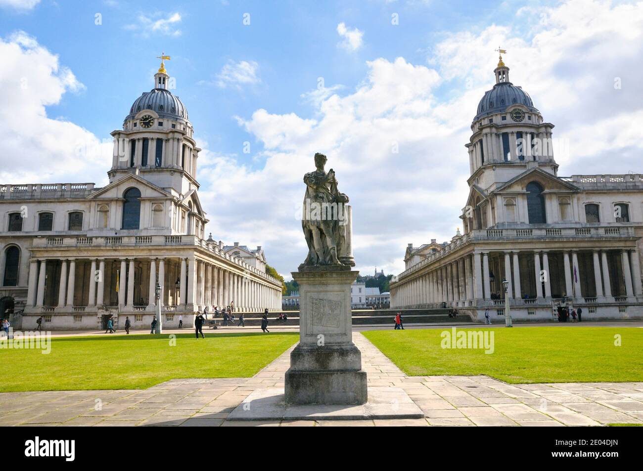 Old Royal Naval College (heute Sitz der University of Greenwich) und König George II Statue, Greenwich, London, UK Stockfoto