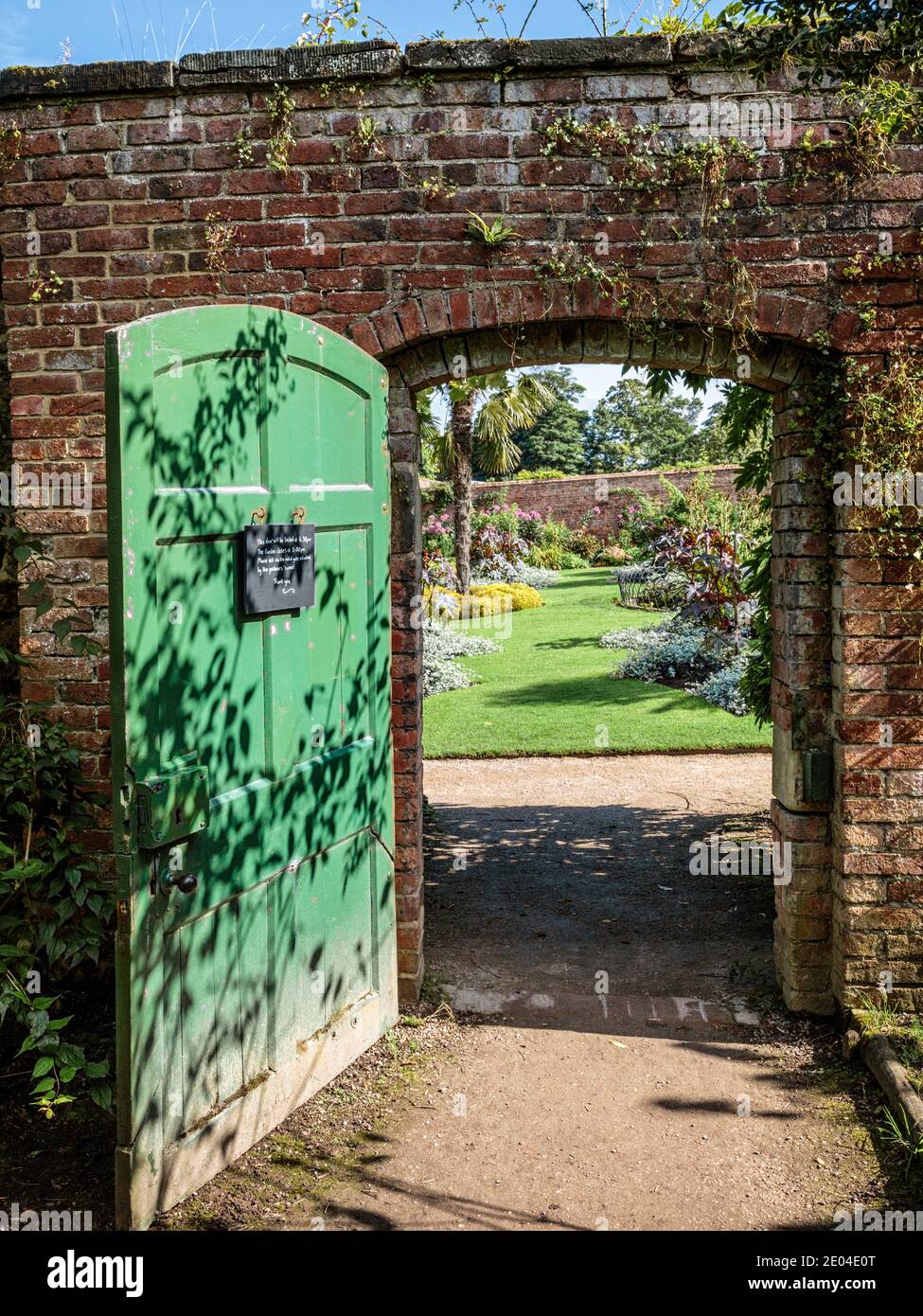 Eingang zum ummauerten Garten von Calke Abbey, einem Landhaus aus dem frühen 18. Jahrhundert, das in der Nähe von Tichnall, Derbyshire, England, Großbritannien, aufgeführt ist Stockfoto