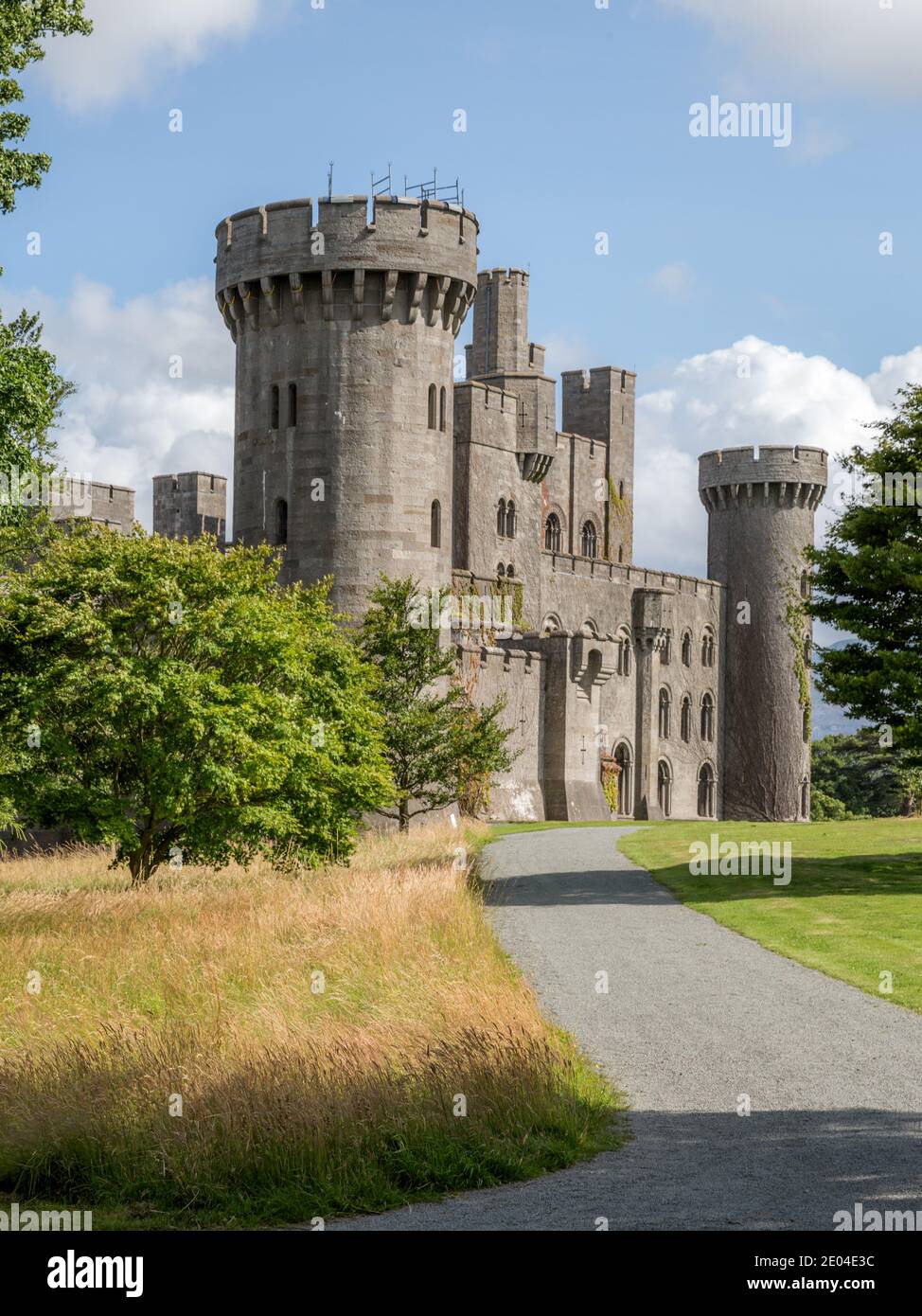 Penrhyn Castle im Norden von Wales ist ein Landhaus in Form einer normannischen Burg errichtet. Es wurde im 19. Jahrhundert zwischen 1822 und 1837 gebaut. Stockfoto