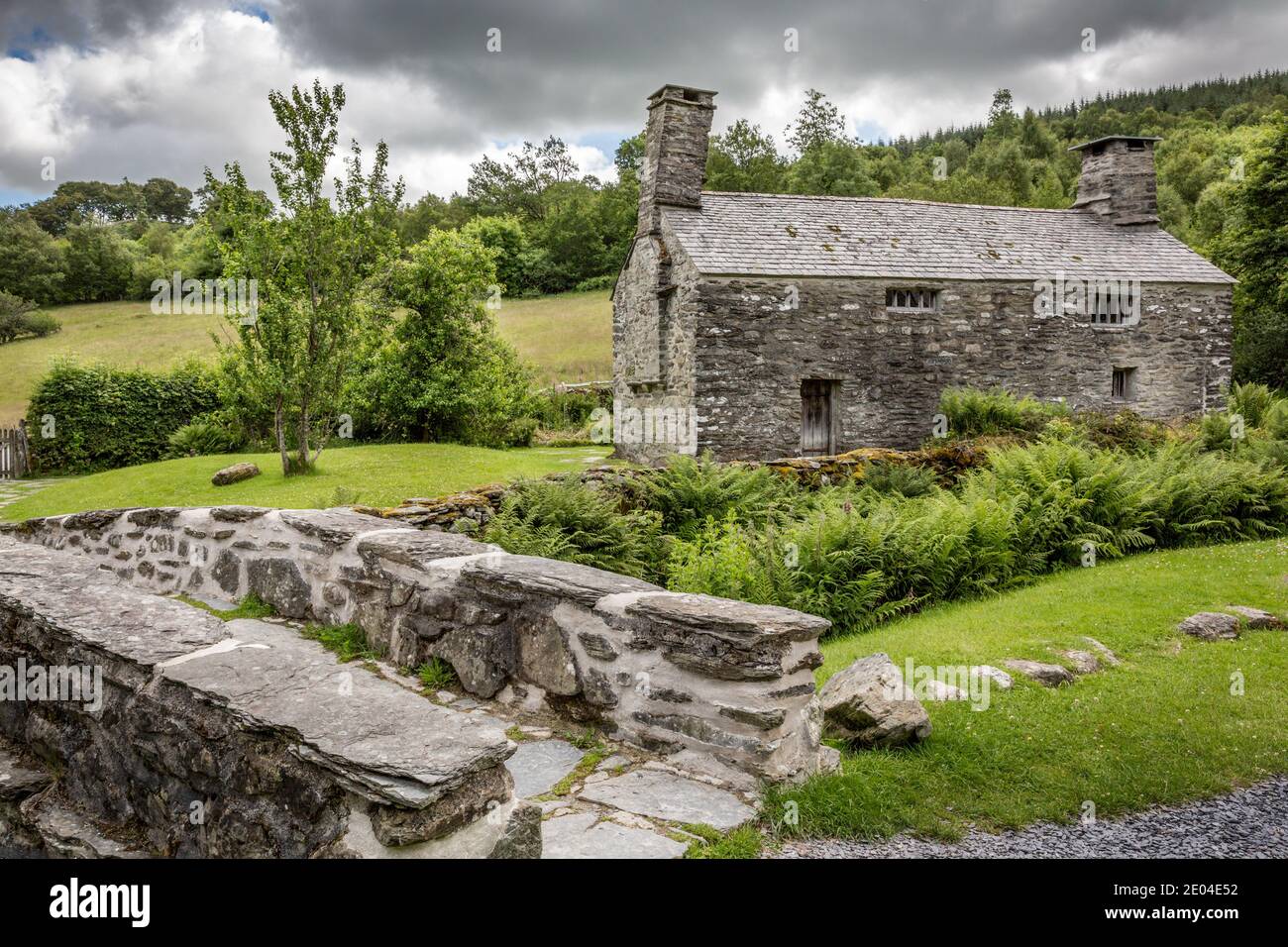 Ty Mawr Wybrnant ist ein Steinhaus in Wales und der Geburtsort von Bischof William Morgan, dem ersten Übersetzer der Bibel ins Walisische. Stockfoto Ty Mawr Wybrnant ist ein Steinhaus in Wales und der Geburtsort von Bischof William Morgan, dem ersten Übersetzer der Bibel ins Walisische. Stockfoto