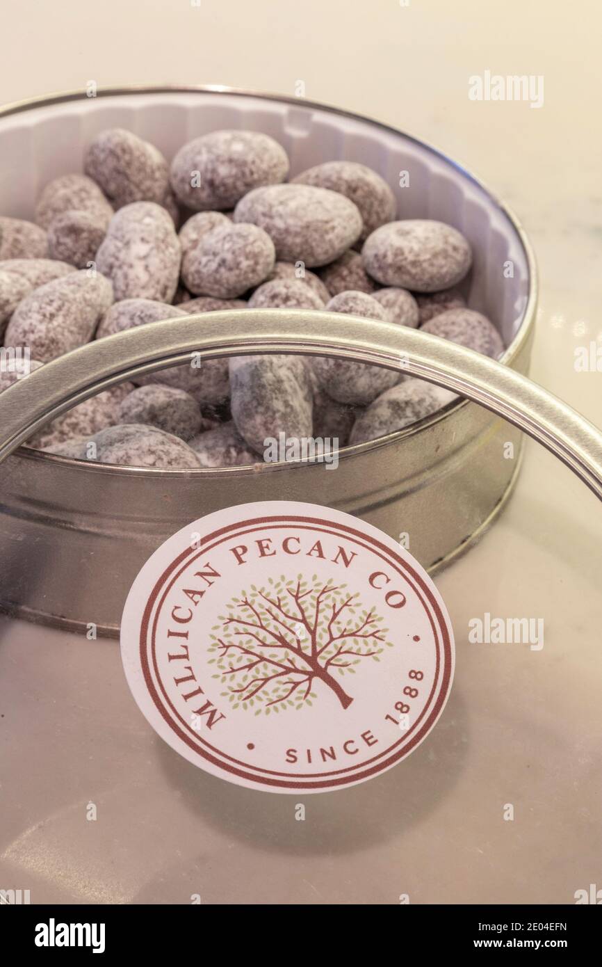 Dose aus Millican Pecan Co. Chocolate Toffee Pecans, USA Stockfoto