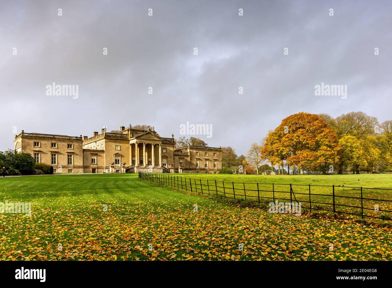 Die Gärten und die Fassade des Stourhead House im Herbst, Wiltshire, England, Großbritannien Stockfoto