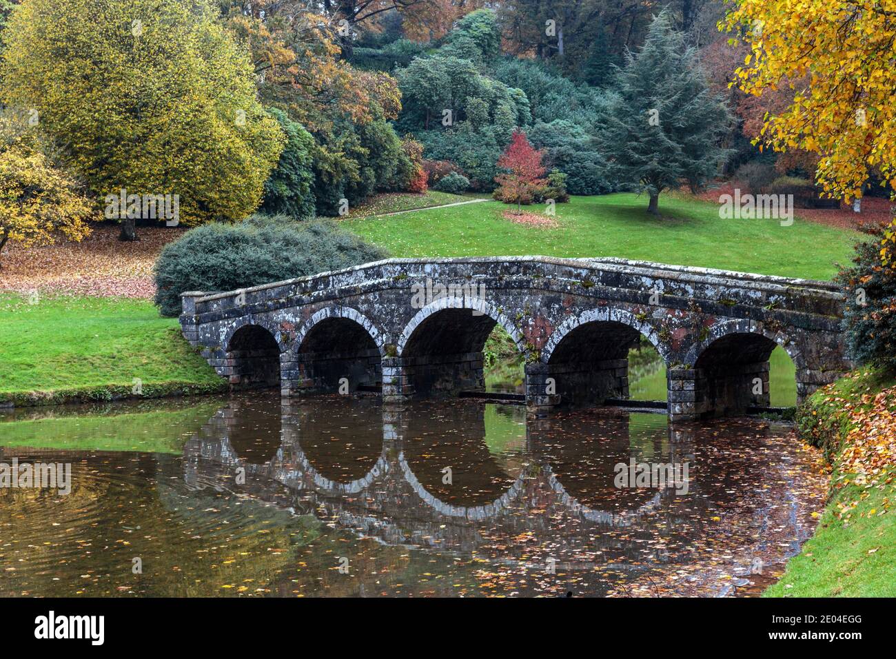 Die Palladio-Brücke mit fünf Bögen bei Stourhead in Wiltshire, England. Stockfoto