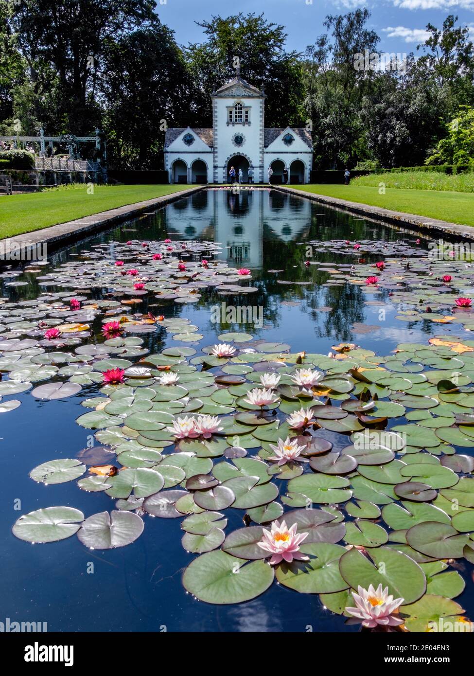 The Pin Mill & Water Lily Pond at Bodnant Garden, gelegen mit Blick auf das Conwy Valley, Wales, UK. Stockfoto