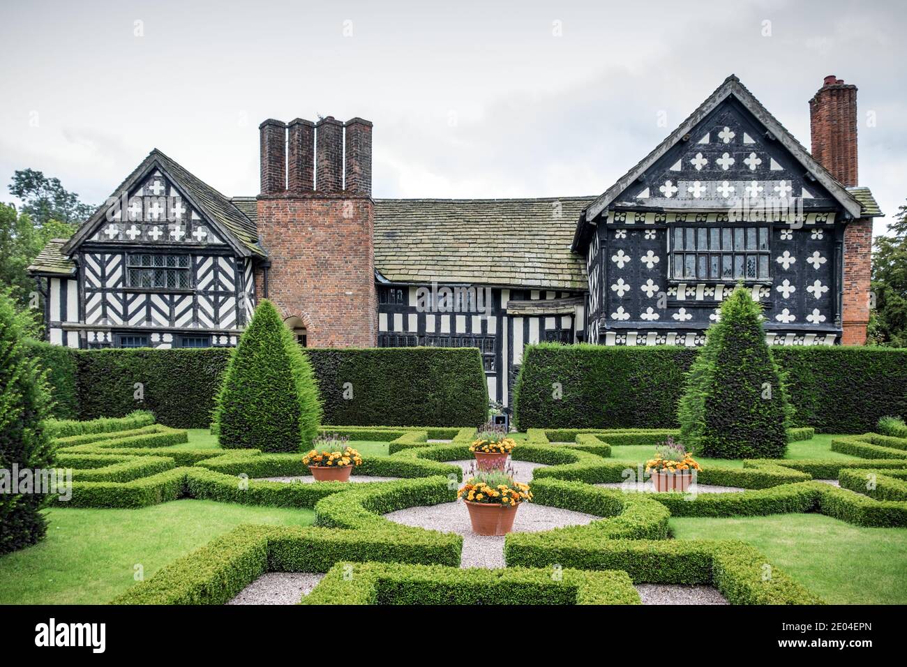 Little Moreton Hall, ein Tudor-Herrenhaus mit Holzrahmen in der Nähe von Congleton, Cheshire, im Besitz des National Trust Stockfoto