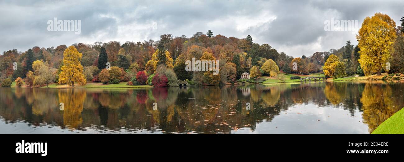 Panorama der Herbstfarben rund um den See bei Stourhead in Wiltshire, England Stockfoto