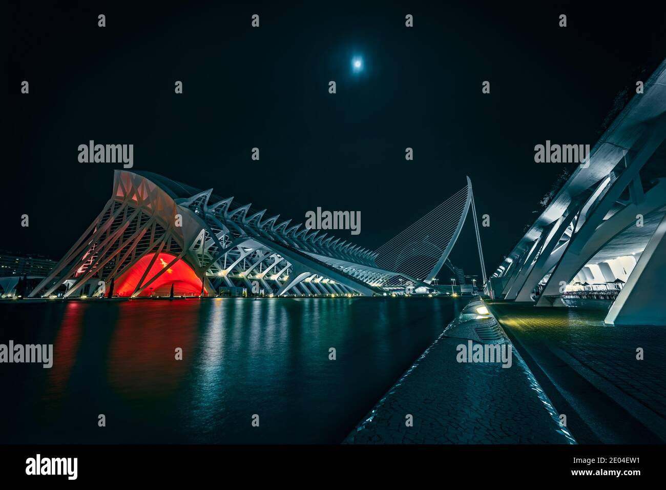 Museum der Künste und Wissenschaften, Valencia. Futuristisches Bild, inspiriert vom Film Blade Runner Stockfoto